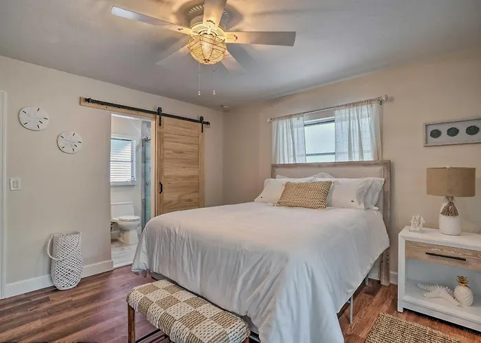 Naples Oasis W/ Screened Pool, Bike To Beach!