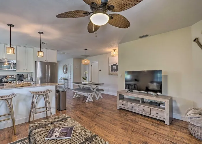 Naples Oasis W/ Screened Pool, Bike To Beach!